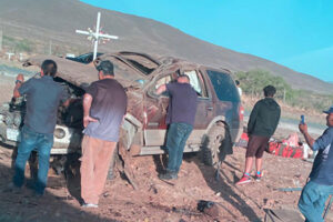 Aparatosa volcadura en el km 126 carretera Juárez‑Chihuahua provoca la muerte de dos mujeres y lesiones a tres personas. Servicios de emergencia atendieron el siniestro.