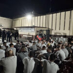En un operativo interinstitucional, la SSPE trasladó a 120 reos peligrosos del Cereso No. 3 de Ciudad Juárez para desarticular estructuras criminales y recuperar la gobernabilidad penitenciaria.