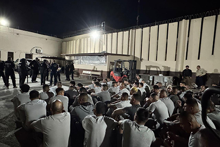 En un operativo interinstitucional, la SSPE trasladó a 120 reos peligrosos del Cereso No. 3 de Ciudad Juárez para desarticular estructuras criminales y recuperar la gobernabilidad penitenciaria.
