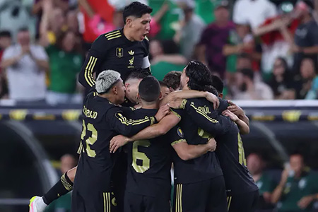 México derrotó 2-0 a Arabia Saudita y clasificó a semifinales de la Copa Oro. Alexis Vega marcó el primer gol y un autogol selló la victoria. Debutó Gilberto Mora, de 16 años, con gran actuación.