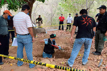 La Fiscalía de Chihuahua entregó tres cuerpos más recuperados de narcofosas en Casas Grandes y Ascensión, sumando 44 víctimas reconocidas; aún restan 49 sin identificar.