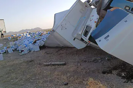 El Gobierno del Estado reportó la volcadura de un tractocamión con despensas alimentarias. El incidente retrasará las entregas programadas en Casas Grandes, Janos y Ascensión.