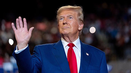 Estados Unidos enfrenta una crisis interna que contradice su discurso internacional de defensa de la democracia, revelando una doble moral en política exterior.