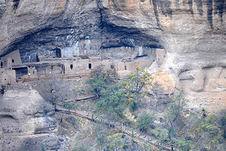 Cuarenta Casas es un sitio arqueológico de la cultura Paquimé, ubicado en acantilados de Madera. Solo la Cueva de las Ventanas está abierta al público. Ideal para senderismo e historia.