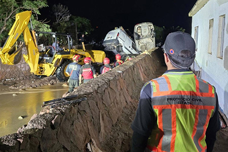Chihuahua capital activó el Plan DN III tras fuertes lluvias que causaron severas inundaciones en zonas como El Porvenir II y Vistas del Norte. El Ejército Mexicano brinda apoyo a la población.