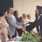 El alcalde Francis Leany participó en la ceremonia de graduación del CECyT 16 en LeBarón, donde reconoció el esfuerzo de estudiantes, docentes y padres de familia. Reafirmó el apoyo a la educación.