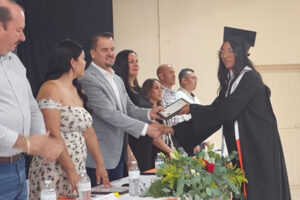 El alcalde Francis Leany participó en la ceremonia de graduación del CECyT 16 en LeBarón, donde reconoció el esfuerzo de estudiantes, docentes y padres de familia. Reafirmó el apoyo a la educación.