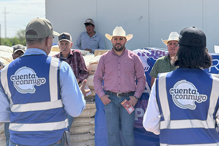 El alcalde Roberto Lucero entregó 60 toneladas de maíz y forraje a ganaderos de Casas Grandes, como parte de un programa estatal para mitigar los efectos de la sequía en el campo chihuahuense.