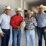 Francys Leany LeBaron, alcalde de Galeana, visitó Janos para inaugurar obras junto a Joel Loya y fortalecer la colaboración entre municipios.