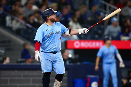 Alejandro Kirk conectó dos dobletes en la victoria de Toronto Blue Jays sobre Yankees por 4-1, sumando once triunfos seguidos en casa.