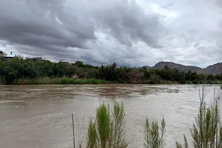 Protección Civil activa protocolo de emergencia ante temporal. Se reportan daños en colonias como Palestina, Minerales y Francisco Villa. Autoridades piden no cruzar arroyos ni zonas inundadas.