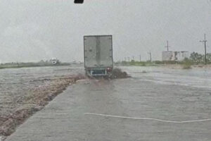 Protección Civil alerta por nuevas lluvias en Chihuahua y pide evitar cruzar arroyos o calles inundadas. Las recientes precipitaciones, aunque causaron daños, han elevado el nivel de las presas tras una fuerte sequía.