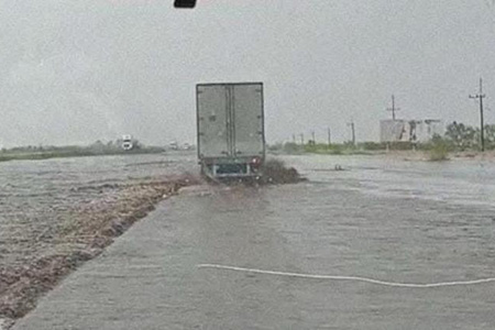 Protección Civil alerta por nuevas lluvias en Chihuahua y pide evitar cruzar arroyos o calles inundadas. Las recientes precipitaciones, aunque causaron daños, han elevado el nivel de las presas tras una fuerte sequía.