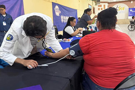 La feria “Cuenta Conmigo” llegó a Ascensión con más de 700 apoyos, trámites gratuitos y despensas para personas vulnerables, como parte de la estrategia social del Gobierno del Estado.