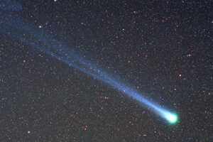 El cometa interestelar 3I/ATLAS, con hasta 40 km de diámetro, se convierte en el mayor intruso registrado. Aparecerá en octubre próximo y ya es seguido por telescopios de élite.