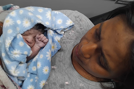 Una bebé nació a bordo de una ambulancia mientras su madre era trasladada de Janos a Nuevo Casas Grandes. El parto fue asistido por paramédicos que actuaron con rapidez y eficacia.
