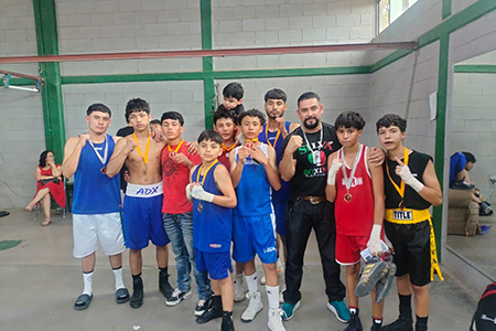 El Club de Box de Puerto Palomas ganó 7 de 10 peleas en un torneo regional, dos por RSC. El entrenador Benjamín Silva destacó el esfuerzo y disciplina de sus jóvenes talentos.