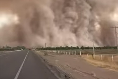 Una impresionante tormenta de arena fue captada entre Nuevo Casas Grandes y Janos. El fenómeno afectó la visibilidad en carretera y generó preocupación entre automovilistas.