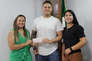 El Gobierno de NCG entregó apoyo económico a César Aragón, joven atleta que representará a México en el Mundial de Powerlifting en Sudáfrica.