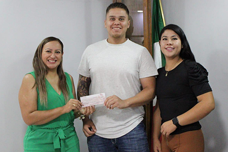 El Gobierno de NCG entregó apoyo económico a César Aragón, joven atleta que representará a México en el Mundial de Powerlifting en Sudáfrica.