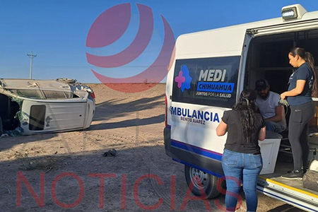 Un choque con volcadura entre un tractocamión y una camioneta dejó dos lesionados en el kilómetro 58 del tramo Benito Juárez–Villa Ahumada; no fue necesario trasladarlos al hospital.