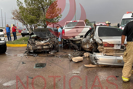 Accidente múltiple en libramiento Luis R. Blanco deja 2 heridos; uno quedó atrapado en su vehículo y fue rescatado por bomberos.