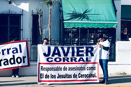 Manifestantes se presentaron frente a la librería de Javier Corral en Chihuahua para protestar por presuntos abusos durante su gobierno.