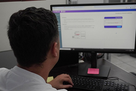 La SEyD invita a usar el SIE para consultar calificaciones, certificados y boletas en línea. Disponible 24/7 para alumnos de Educación Básica en Chihuahua.