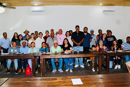 El diputado Cuauhtémoc Estrada encabezó en Ojinaga un foro ciudadano donde presentó su propuesta para eliminar las diputaciones plurinominales y fortalecer la democracia local desde la sociedad.