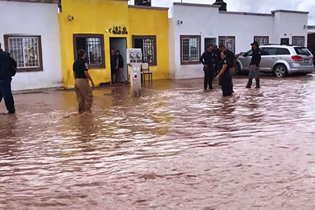El Gobierno de Chihuahua declaró emergencia en 63 municipios por las lluvias del Monzón Mexicano. Se activaron apoyos, maquinaria y operativos para proteger a la población y rehabilitar caminos.