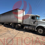 Autoridades de Nuevo Casas Grandes investigan a responsable de un tráiler que quedó varado en vías del ferrocarril en colonia Dublán, provocando daños y riesgos a la circulación ferroviaria.