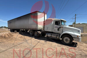 Autoridades de Nuevo Casas Grandes investigan a responsable de un tráiler que quedó varado en vías del ferrocarril en colonia Dublán, provocando daños y riesgos a la circulación ferroviaria.