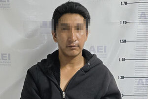 La AEI detuvo en Janos a Elías R. M., de 27 años, por el delito de violencia familiar. Fue aprehendido tras orden judicial emitida por el Distrito Judicial Galeana. Causa penal 333/2025.