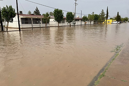 Diputado de Morena pide declarar emergencia por lluvias en Chihuahua. Solicita acceso a fondos estatales y federales para apoyar a damnificados y reparar daños en más de 20 municipios afectados.