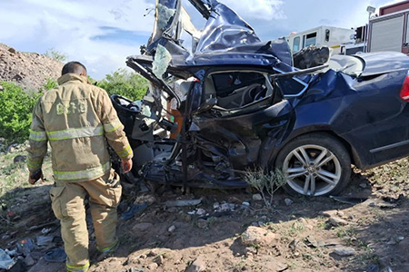 Dos hombres murieron en un choque frontal en la carretera San Lorenzo a Santa Clara, a la altura del kilómetro 23+300. Una mujer y dos menores resultaron heridos y fueron trasladados a un hospital en Nuevo Casas Grandes. Autoridades investigan las causas del accidente.