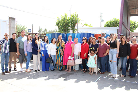 La presidenta Edith Escárcega entregó tambos para basura a 27 escuelas de Nuevo Casas Grandes, como parte de un programa que busca promover entornos escolares más limpios y sostenibles.