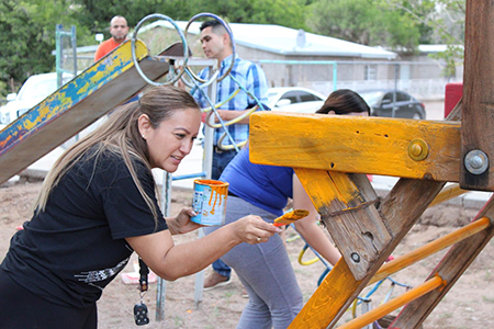 La presidenta Edith Escárcega encabezó una jornada de mejora en el Jardín de Niños Francisco I. Madero, en la zona rural, con labores de pintura para dignificar los espacios de juego infantil.