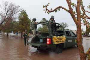El Ejército Mexicano activó el Plan DN-III-E en Nuevo Casas Grandes tras lluvias del 2 de julio. Se implementan labores de vigilancia y monitoreo en zonas de riesgo con apoyo de autoridades locales.