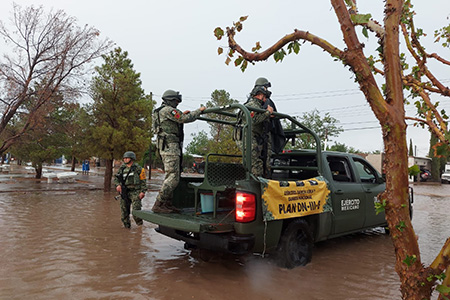 El Ejército Mexicano activó el Plan DN-III-E en Nuevo Casas Grandes tras lluvias del 2 de julio. Se implementan labores de vigilancia y monitoreo en zonas de riesgo con apoyo de autoridades locales.