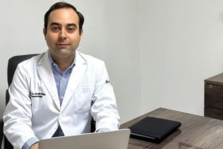 En el Día Mundial contra la Hepatitis, el Dr. Jesús Varela del Hospital Dublán destacó la importancia de la detección temprana para evitar cirrosis y cáncer. Exhorta a realizarse pruebas de hepatitis C.