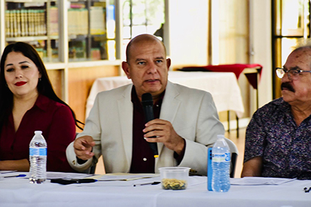 Cuauhtémoc Estrada plantea en Parral eliminar diputaciones plurinominales y reformar el proceso de elección de la CEDH. Busca mayor participación ciudadana y representación social.