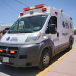 Entregan ambulancia en Buenaventura para atender emergencias médicas. Autoridades de salud también recorrieron el centro médico del ejido Benito Juárez para evaluar mejoras.