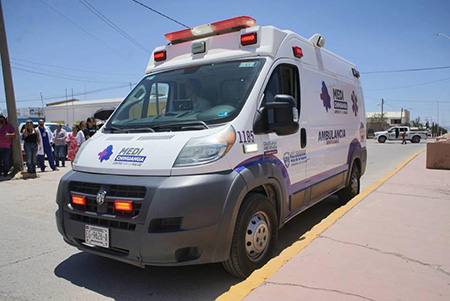Entregan ambulancia en Buenaventura para atender emergencias médicas. Autoridades de salud también recorrieron el centro médico del ejido Benito Juárez para evaluar mejoras.