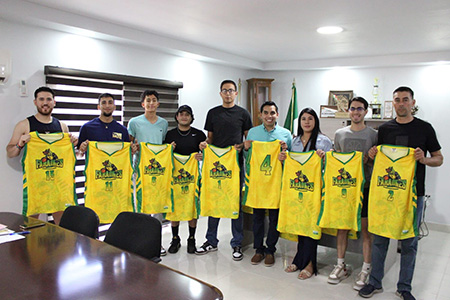 El Gobierno de NCG entregó uniformes al equipo de básquetbol “Faraones”, quienes participarán en el Torneo Regional “El Gigante del Noroeste”. Autoridades municipales mostraron su total respaldo.