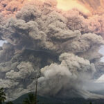 Autoridades indonesias declaran alerta máxima tras la erupción del monte Lewotobi Laki-Laki. La columna de ceniza alcanzó los 18 mil metros y afecta vuelos en la región de Bali.