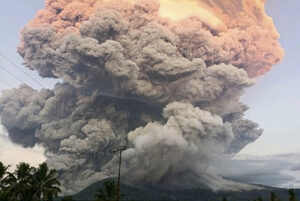 Autoridades indonesias declaran alerta máxima tras la erupción del monte Lewotobi Laki-Laki. La columna de ceniza alcanzó los 18 mil metros y afecta vuelos en la región de Bali.