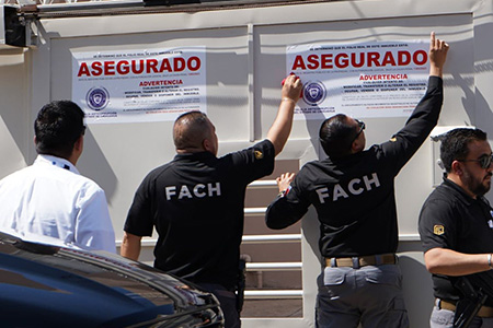Dos propiedades en Chihuahua fueron aseguradas a exsecretario investigado por corrupción. Fiscalía Anticorrupción actúa para evitar su venta a familiares o exfuncionarios.