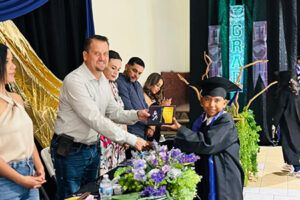 El alcalde de Galeana, Francis Leany, asistió a la ceremonia de graduación de la primaria “Juan de Dios Peza” en Lagunitas, donde reconoció el esfuerzo de alumnos, docentes y familias.