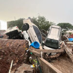 Siete autos fueron arrastrados por lluvias en Chihuahua, mientras el panteón No. 3 presentó daños. Autoridades trabajan en la zona afectada.