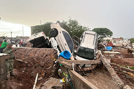 Siete autos fueron arrastrados por lluvias en Chihuahua, mientras el panteón No. 3 presentó daños. Autoridades trabajan en la zona afectada.
